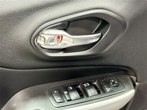 Used 2018 Jeep Cherokee Trailhawk w/ Cold Weather Group image 19