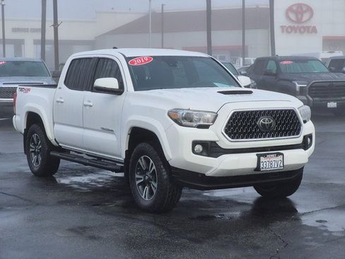 Used 2019 Toyota Tacoma TRD Sport image 3