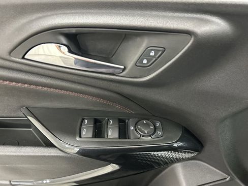 Used 2025 Chevrolet Trax RS w/ Sunroof Package FWD image 11