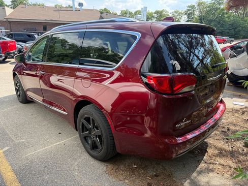 Used 2019 Chrysler Pacifica Limited w/ Tire & Wheel Group FWD image 4