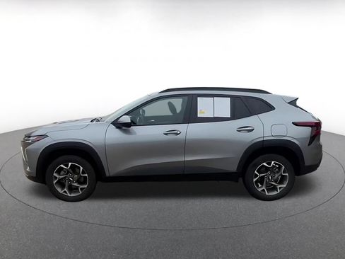 Used 2025 Chevrolet Trax LT FWD image 10