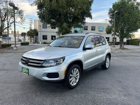 Used 2017 Volkswagen Tiguan Limited w/ Premium Package image 16