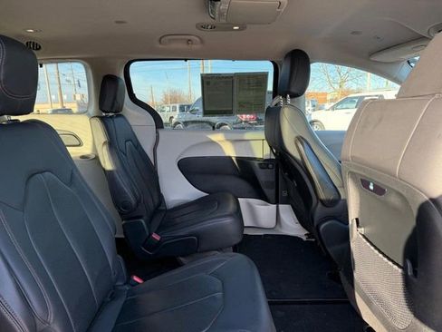 Used 2018 Chrysler Pacifica Touring-L w/ Advanced Safetytec Group image 11