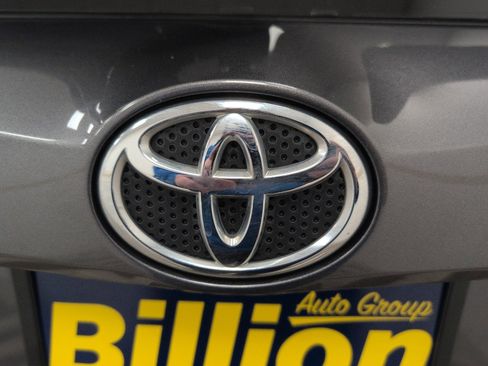 Used 2018 Toyota RAV4 LE image 5