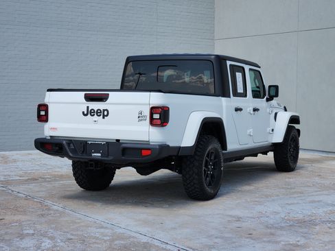 Used 2024 Jeep Gladiator Mojave AWD/4WD image 8
