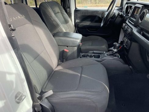 Used 2019 Jeep Wrangler Unlimited Sahara image 21
