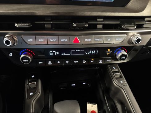 Used 2025 Kia Telluride AWD image 19