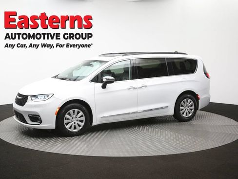 Used 2023 Chrysler Pacifica Limited FWD image 59