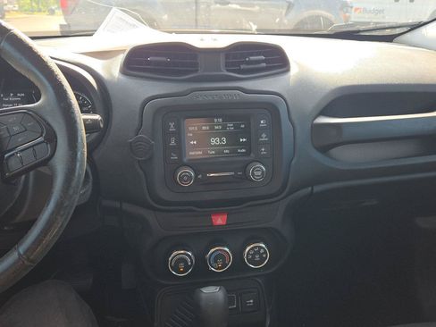 Used 2017 Jeep Renegade Altitude FWD image 19