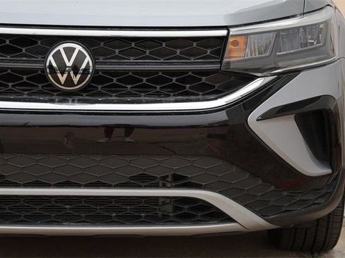 Certified 2024 Volkswagen Taos SE image 9