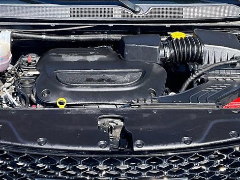 Used 2024 Chrysler Pacifica Touring-L FWD image 11