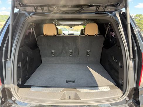 Used 2021 Chevrolet Suburban Premier w/ Premium Package AWD/4WD image 9