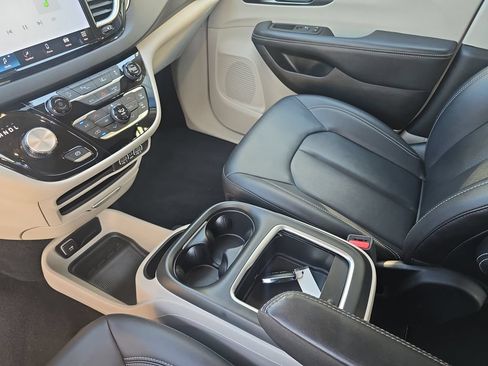 Used 2024 Chrysler Pacifica Touring-L FWD image 22