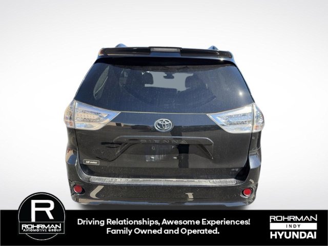 Used 2020 Toyota Sienna SE w/ Nightshade Edition FWD image 7