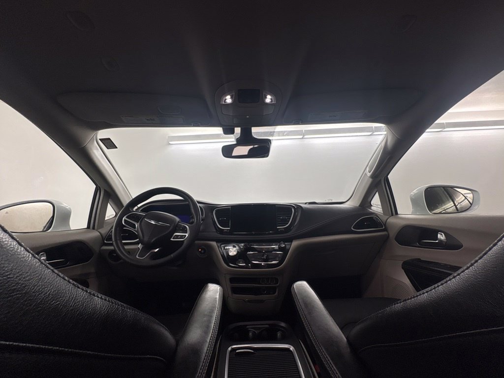 Used 2022 Chrysler Pacifica Touring-L FWD image 13