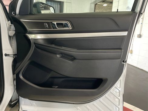 Used 2017 Ford Explorer XLT image 25