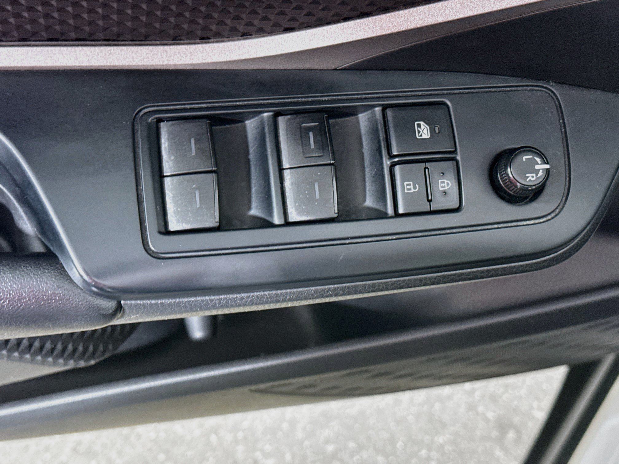 Used 2021 Toyota C-HR LE FWD image 18