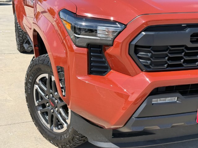 Used 2025 Toyota Tacoma TRD Sport AWD/4WD image 4
