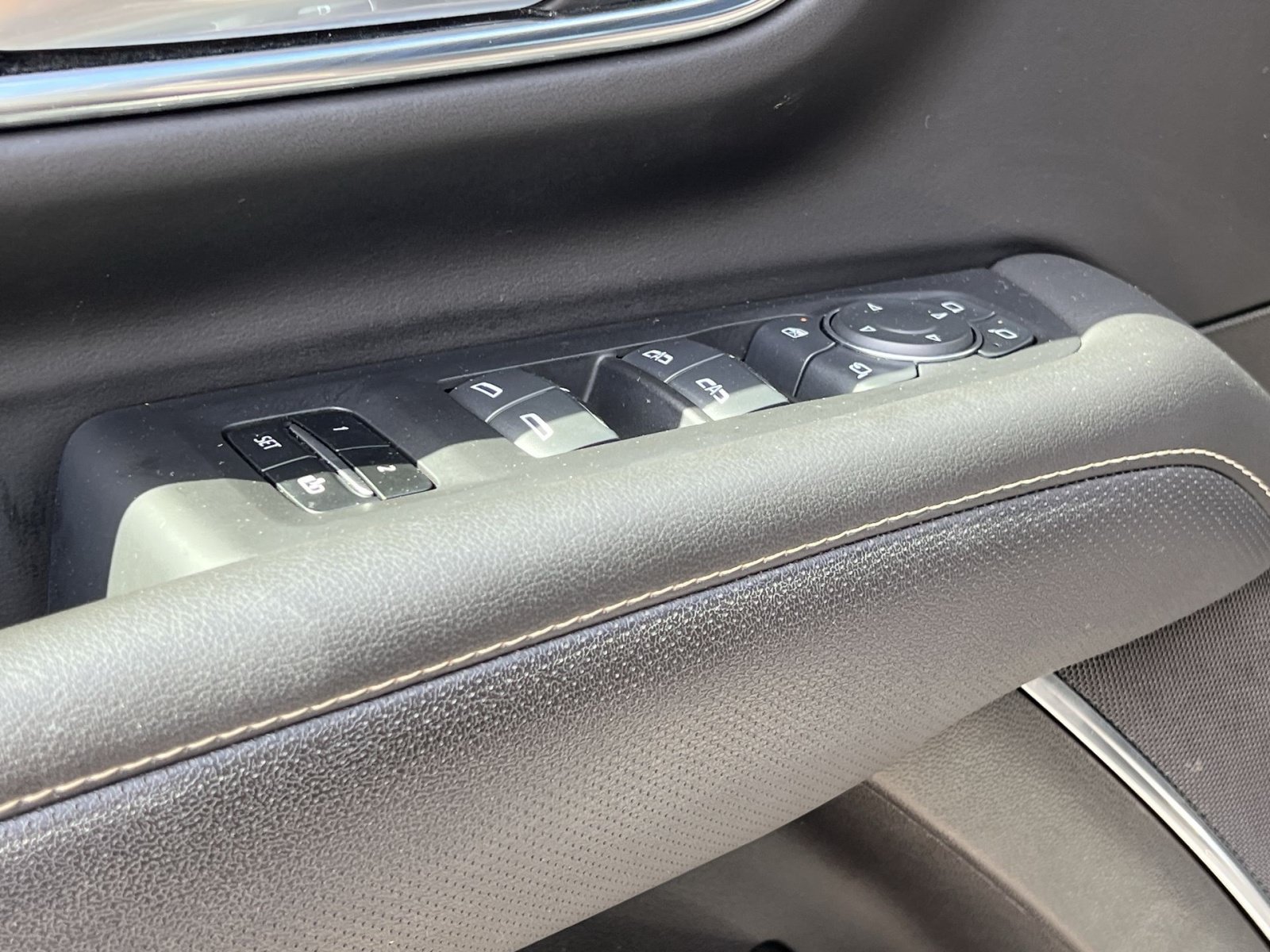 Used 2024 Chevrolet Tahoe Premier AWD/4WD image 12