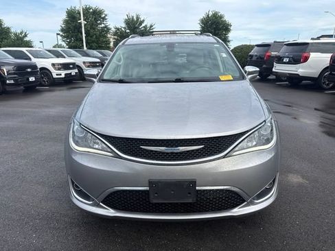 Used 2017 Chrysler Pacifica Limited FWD image 2