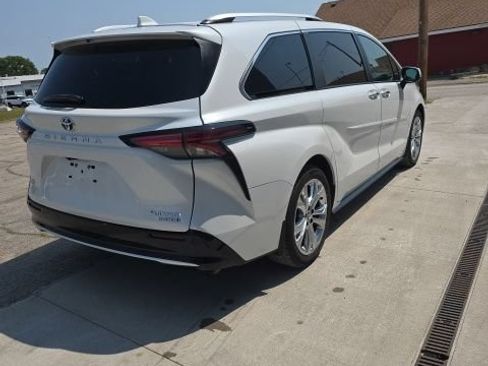 Used 2023 Toyota Sienna Platinum FWD image 6
