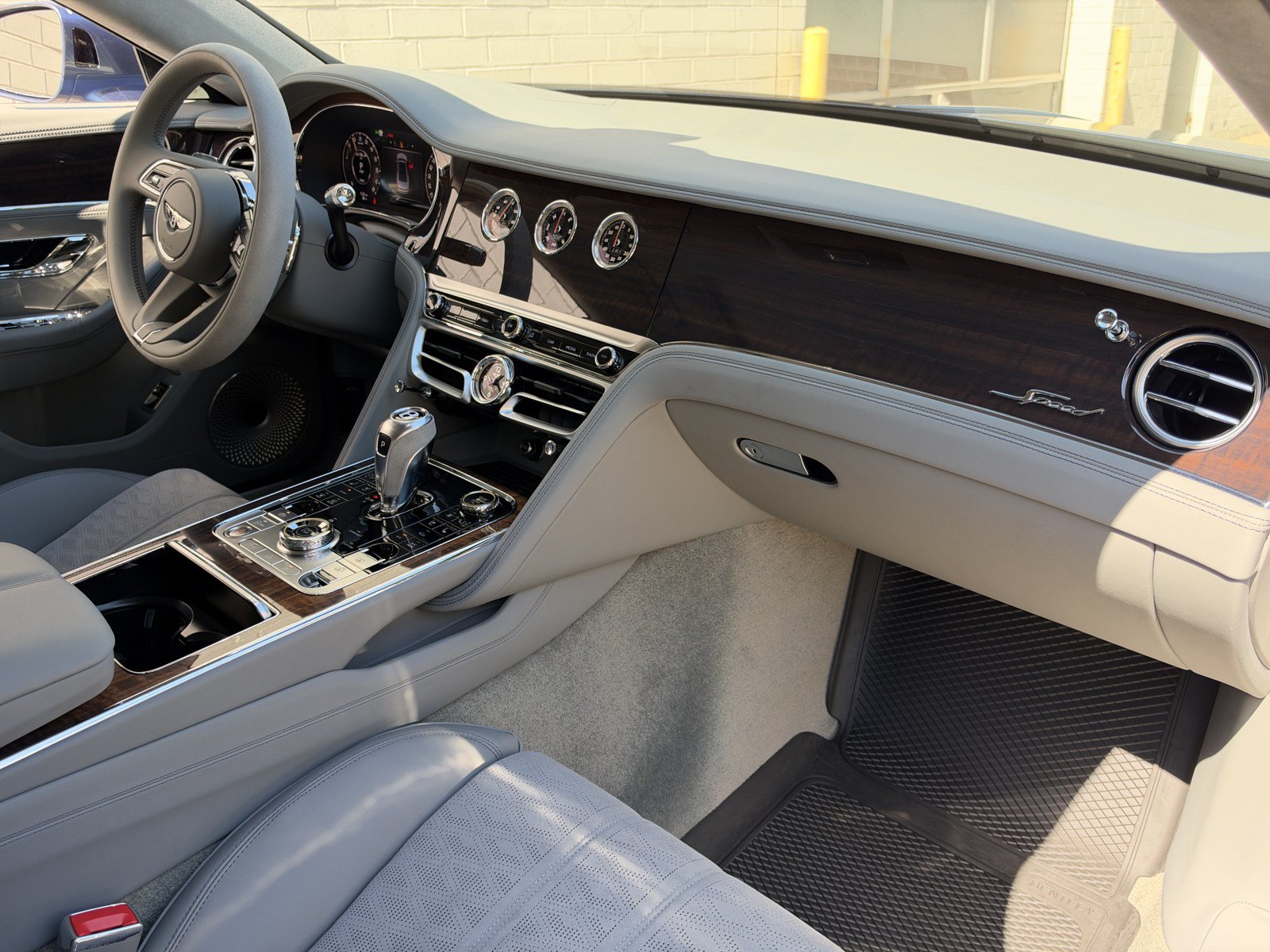 Certified 2025 Bentley Flying Spur Plug-In Hybrid AWD/4WD image 2