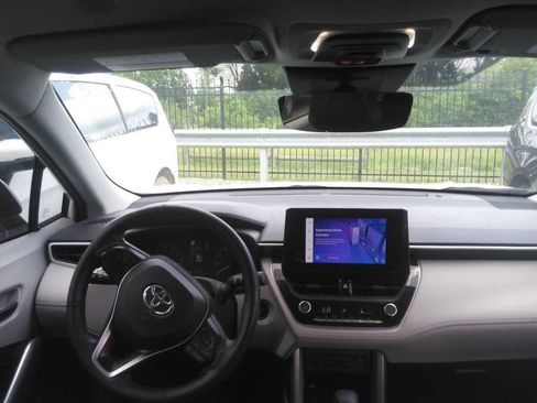 Used 2024 Toyota Corolla Cross LE FWD image 2