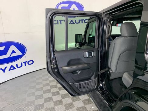 Used 2025 Jeep Wrangler Unlimited Sahara AWD/4WD image 29