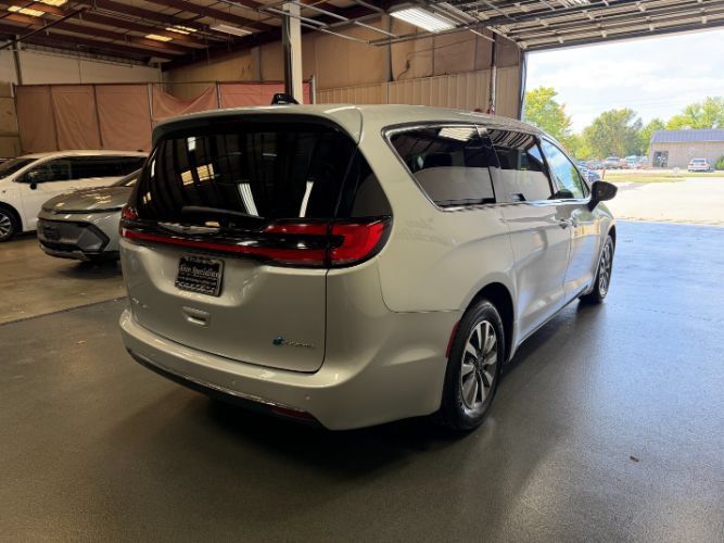 Used 2024 Chrysler Pacifica Limited FWD image 4