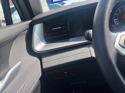 Used 2026 Volkswagen Tiguan SE FWD image 34
