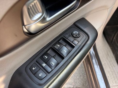 Used 2019 Chrysler Pacifica Touring-L FWD image 12