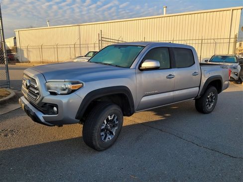 Used 2017 Toyota Tacoma TRD Off-Road image 8