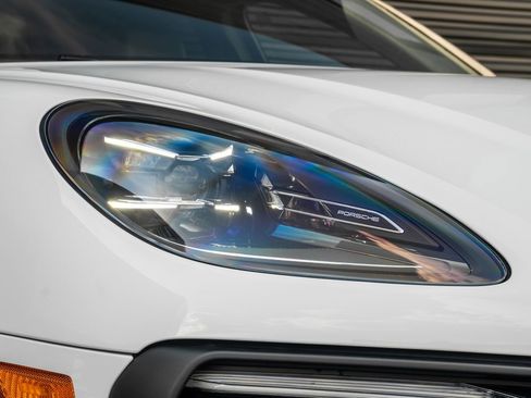 New 2025 Porsche Macan image 8