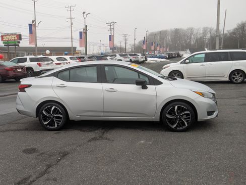 Used 2024 Nissan Versa SR FWD image 10