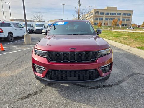 Used 2025 Jeep Grand Cherokee Limited w/ Black Appearance Package image 10