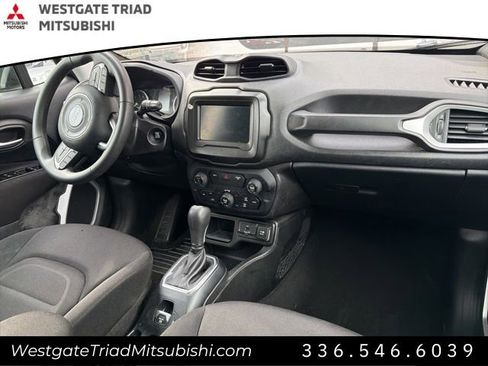 Used 2019 Jeep Renegade Latitude FWD image 10