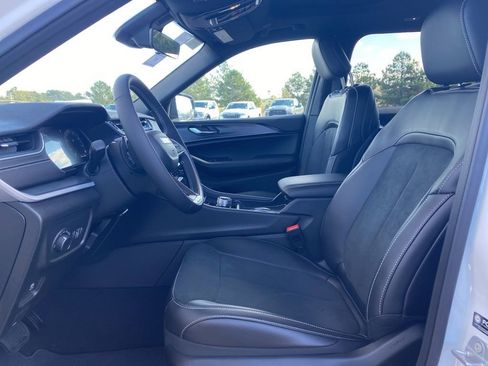 New 2025 Jeep Grand Cherokee Altitude image 12