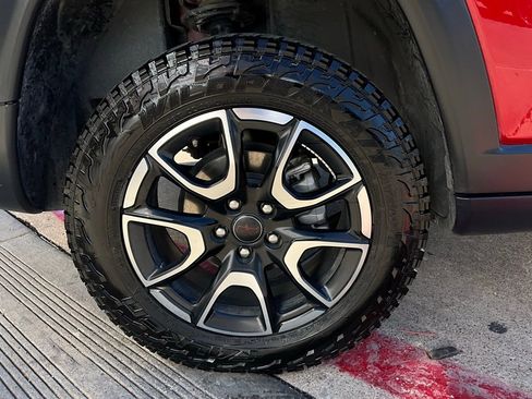 Used 2025 Jeep Compass Trailhawk image 9