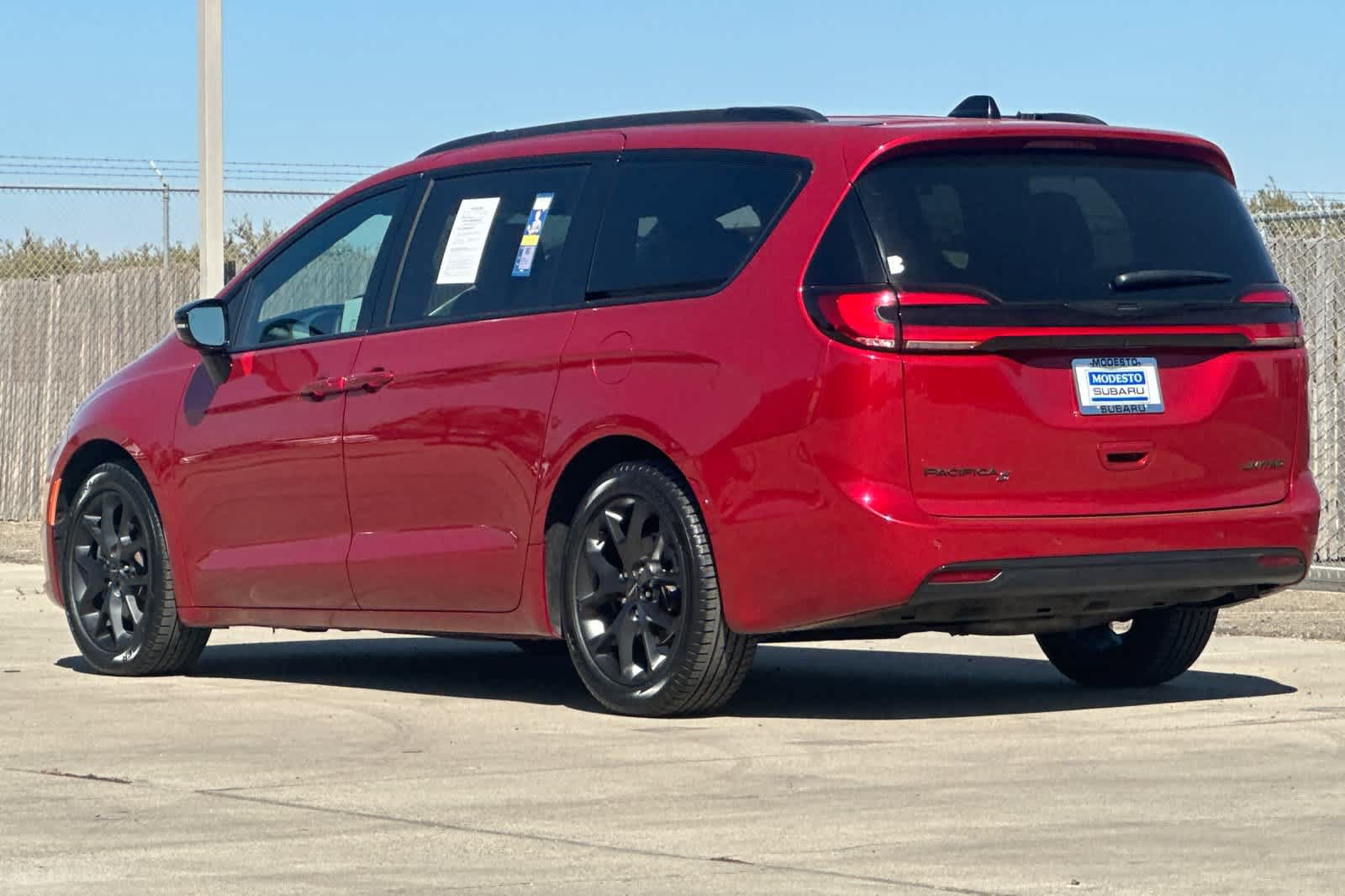 Used 2025 Chrysler Pacifica Limited FWD image 5