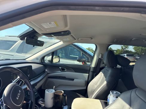 Used 2024 Kia Carnival LX FWD image 3