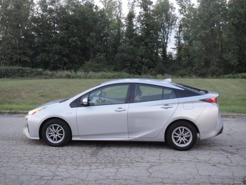 Used 2018 Toyota Prius Two w/ Prius Two Safety Plus Package image 6