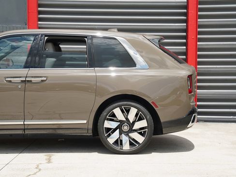 Used 2025 Rolls-Royce Cullinan AWD/4WD image 17
