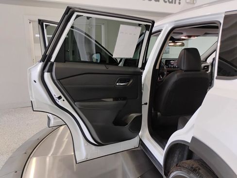 Used 2025 Nissan Rogue SV w/ SV Premium Package image 31