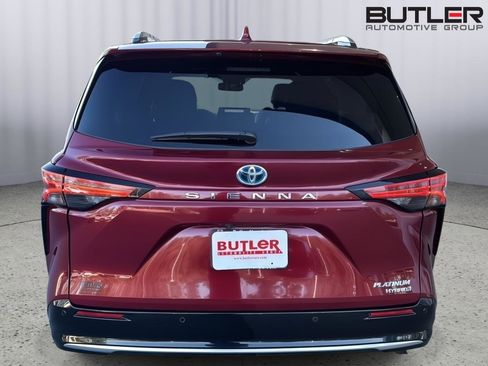 Used 2024 Toyota Sienna Platinum image 4