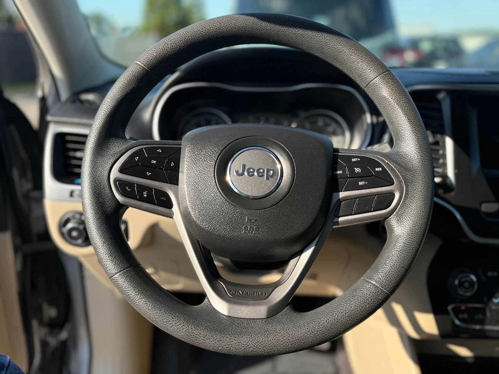 Used 2019 Jeep Cherokee Latitude w/ Popular Appearance Group FWD image 24
