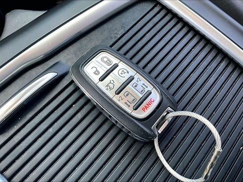Used 2023 Chrysler Pacifica Touring-L FWD image 32