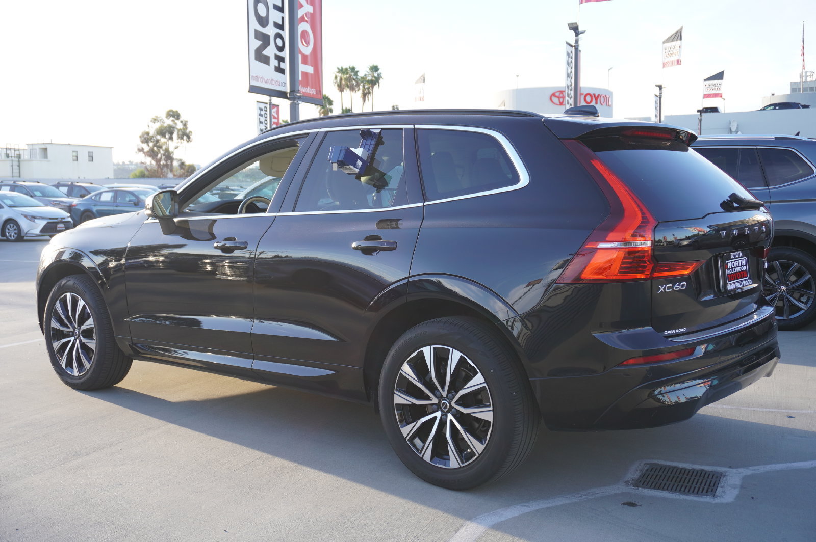 Used 2023 Volvo XC60 B5 Core w/ Climate Package AWD/4WD image 6