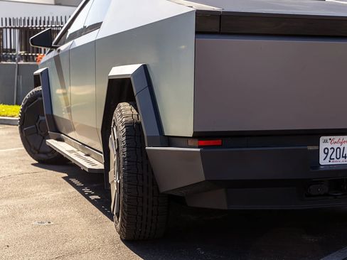 Used 2024 Tesla Cybertruck AWD Crew Cab image 8