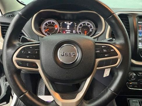 Used 2017 Jeep Cherokee Latitude FWD image 18