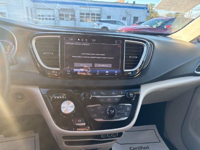 Used 2023 Chrysler Pacifica Touring-L FWD image 17
